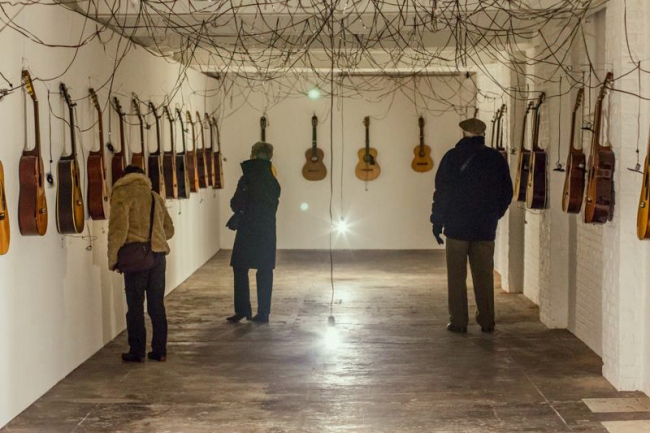 chords tunnel #1 40 acoustic guitars, cable and motors Foto: Krysztoff Dorion Netwerk / Center for contemporary art, Aalst, Belgium. 2014&amp;nbsp;(current exhibition 07.12 2014 - 06.03 2015 + INFO)